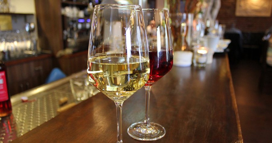 Ein Glas Wein zum Essen