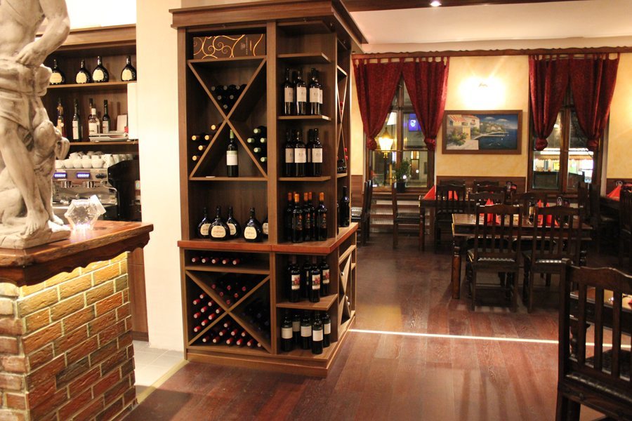 Weinregal und Gastraum